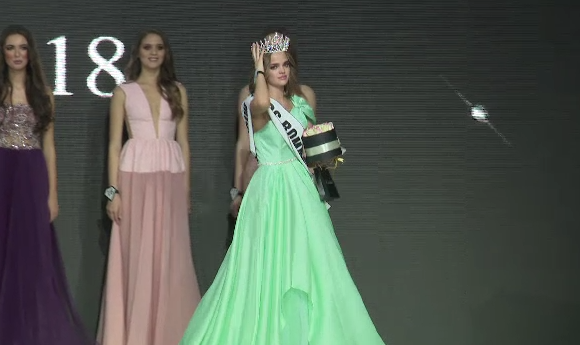 Cum arata fata care a castigat aseara titlul de Miss Romania 2018 // GALERIE FOTO_2