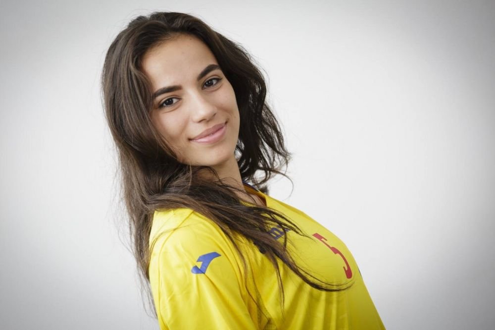 Cea mai buna jucatoare de fotbal din Romania arata senzational! Toata lumea ingheata cand o vede pe teren!_3