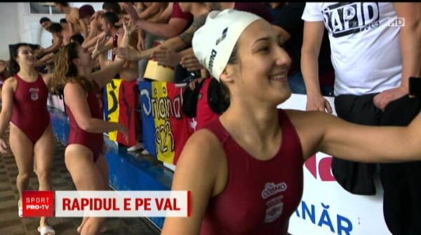 Antrenorul Rapidului, aruncat in bazin dupa castigarea Cupei Romaniei in fata Stelei: Asa e traditia!