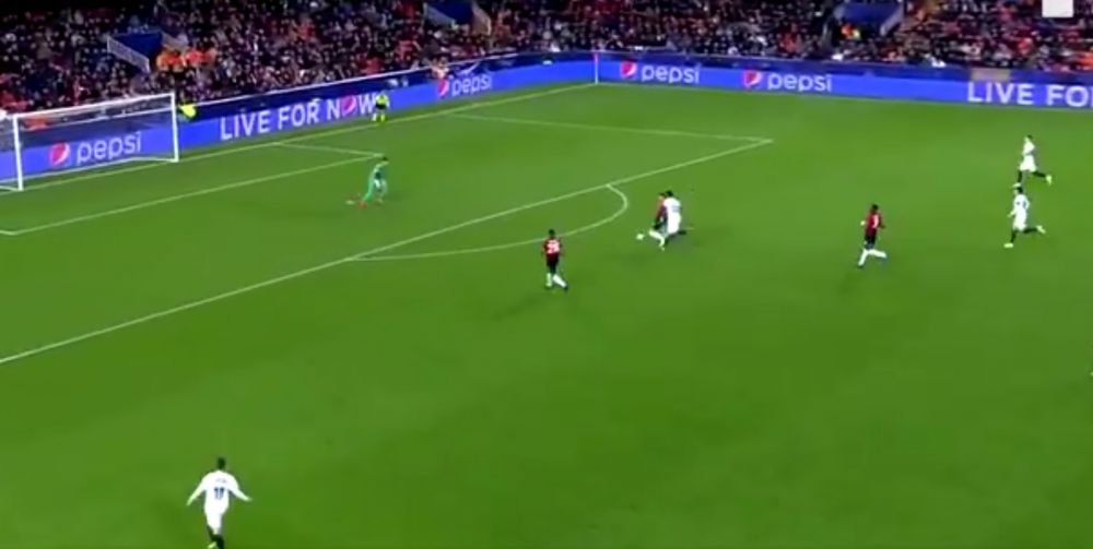Banel Nicolita a fost detronat! Unul dintre cele mai STUPIDE autogoluri din UEFA Champions League s-a dat in Valencia - Manchester United