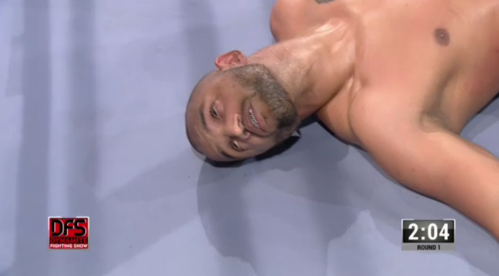 VIDEO | Mai repede decat pe apelare rapida : adversarul lui Andrei Stoica, luat de SMURD din ring :) K.O spectaculos in cateva secunde in gala lui Morosanu