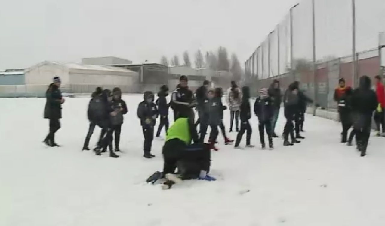 Bizonu' a luat-o razna cand a vazut zapada: a pus la pamant un reporter in 2 secunde! :) Faza zilei la antrenament // FOTO_3