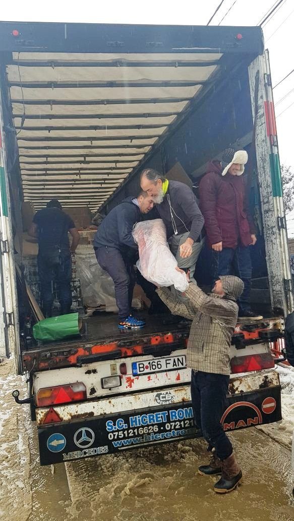 Gest superb al stelistilor inainte de Craciun! Cadouri si mancare pentru 400 de copii orfani! FOTO