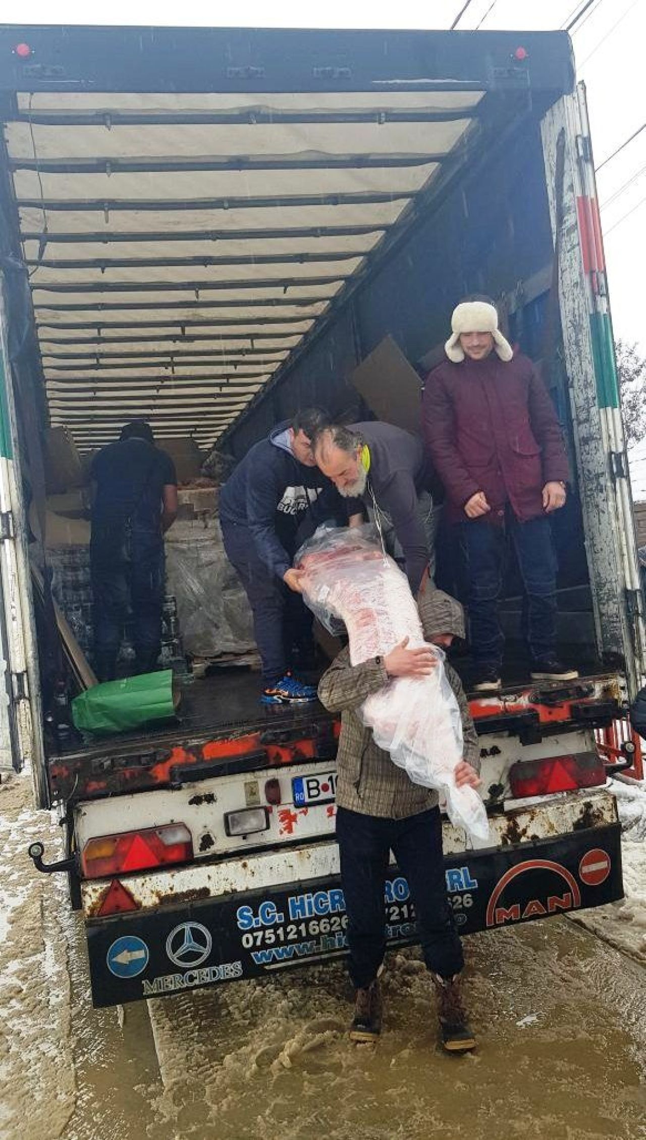 Gest superb al stelistilor inainte de Craciun! Cadouri si mancare pentru 400 de copii orfani! FOTO_2
