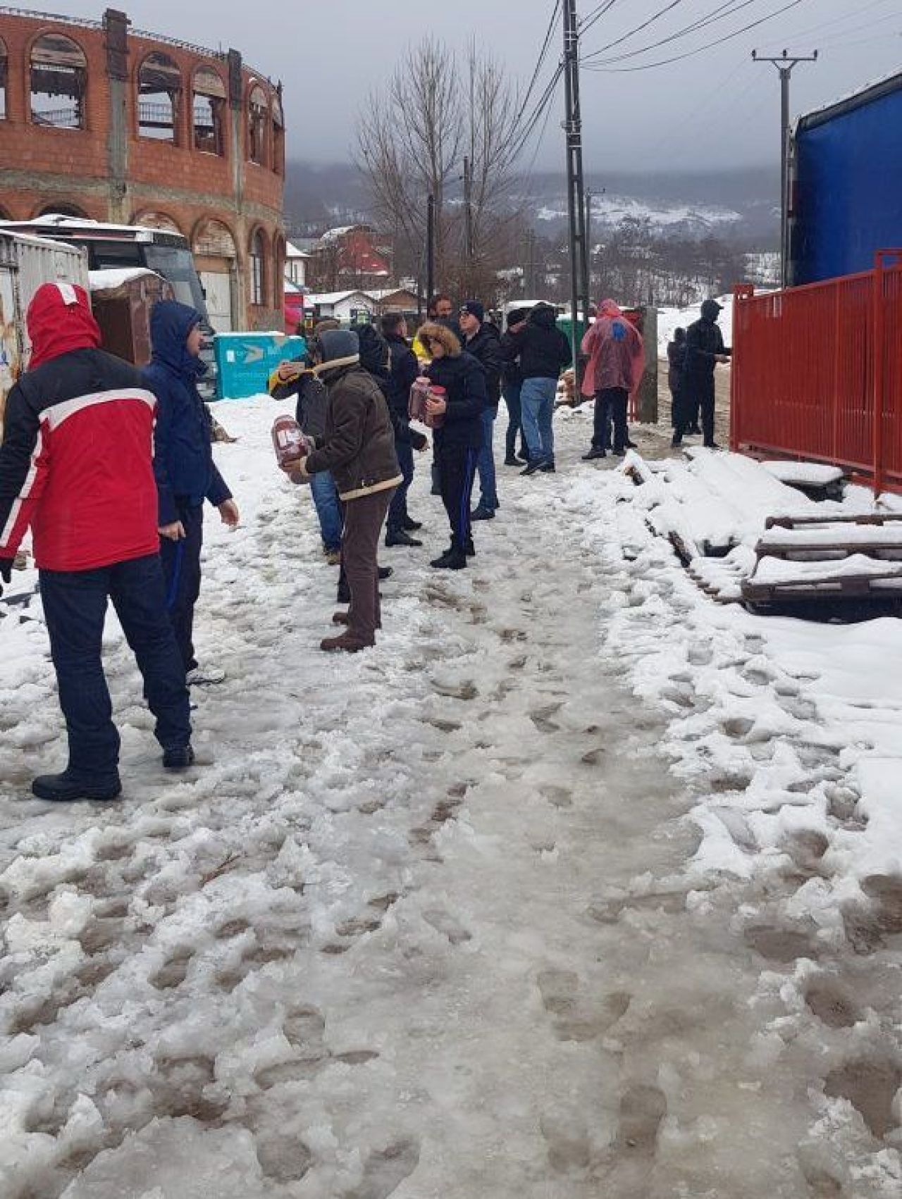Gest superb al stelistilor inainte de Craciun! Cadouri si mancare pentru 400 de copii orfani! FOTO_6