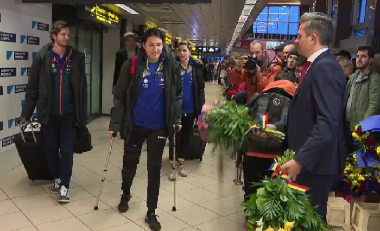 Fetele din nationala Romaniei, asteptate cu flori la aeroport: