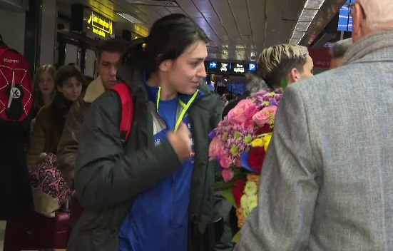 Fetele din nationala Romaniei, asteptate cu flori la aeroport: 