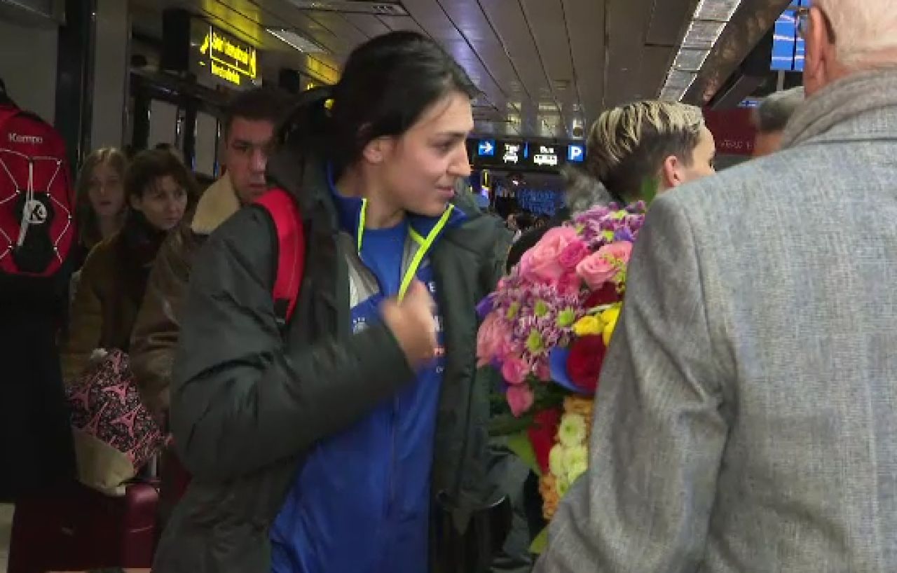 Fetele din nationala Romaniei, asteptate cu flori la aeroport: