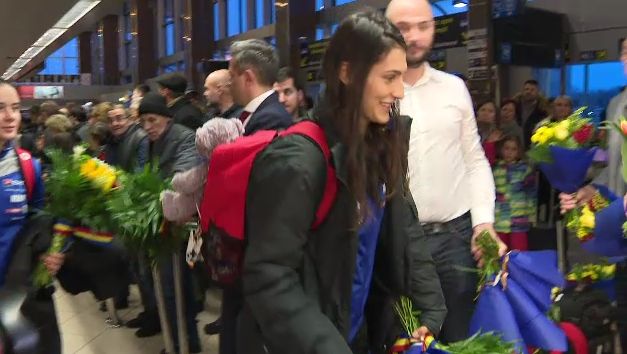 Fetele din nationala Romaniei, asteptate cu flori la aeroport: