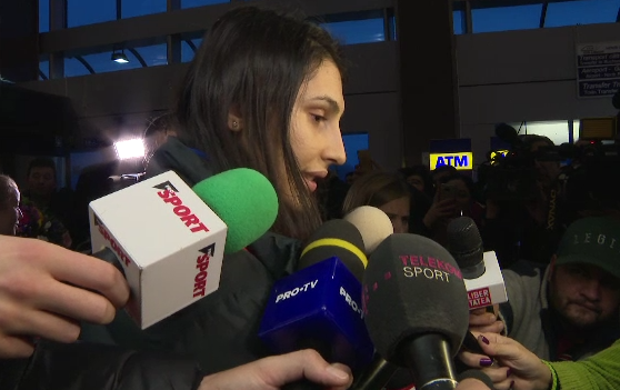 Fetele din nationala Romaniei, asteptate cu flori la aeroport: 