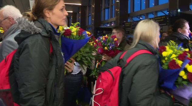 Fetele din nationala Romaniei, asteptate cu flori la aeroport: