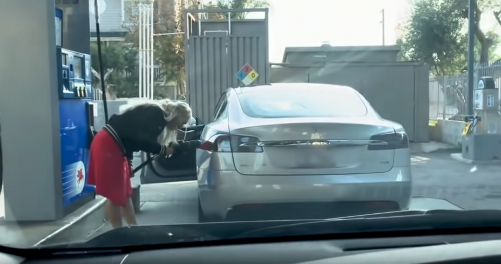Pare banc, dar nu e! :) Ce a facut blonda care si-a dus masina electrica la BENZINARIE! VIDEO