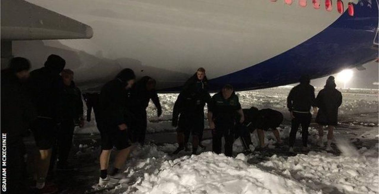O echipa de rugby din Anglia a venit sa joace in Romania. Jucatorii au ajuns sa-si deszapezeasca singuri avionul si terenul_1