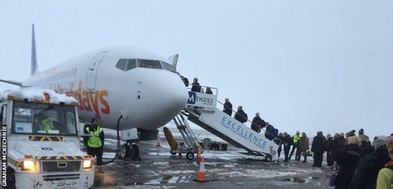 O echipa de rugby din Anglia a venit sa joace in Romania. Jucatorii au ajuns sa-si deszapezeasca singuri avionul si terenul_2