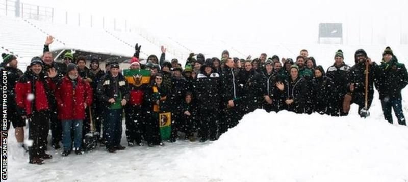 O echipa de rugby din Anglia a venit sa joace in Romania. Jucatorii au ajuns sa-si deszapezeasca singuri avionul si terenul_3
