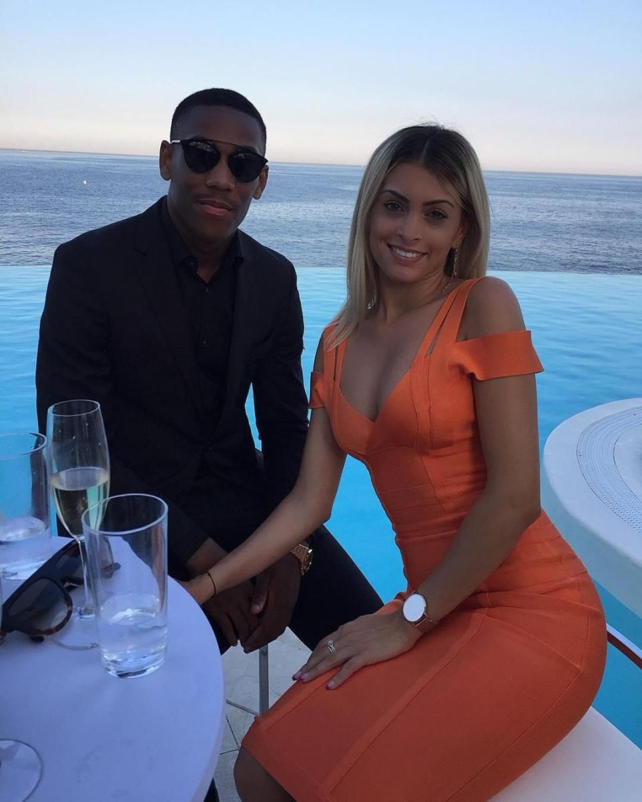 Martial, POZE DEZBRACAT cu o femeie in timp ce sotia era acasa gravida! Starul lui United s-a facut de ras!_1
