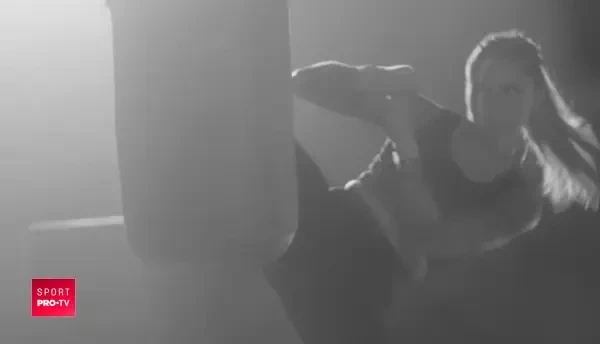 Bravo, Karius! Asa, Karius! :) A dat IN SFARSIT lovitura dupa un an de cosmar! Si-a scos iubita la plaja si toata lumea a intors capul!