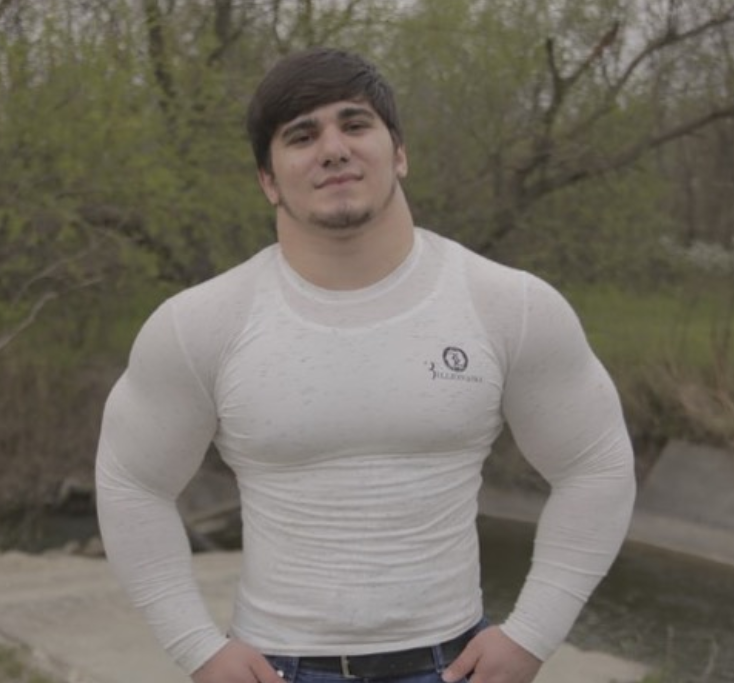 Atentie, imagini cu puternic impact emotional! Are 17 ani, dar e deja un MONSTRU! Hulk al Rusiei si-a facut debutul in CUSCA de MMA! VIDEO: cum se lupta aceasta BRUTA