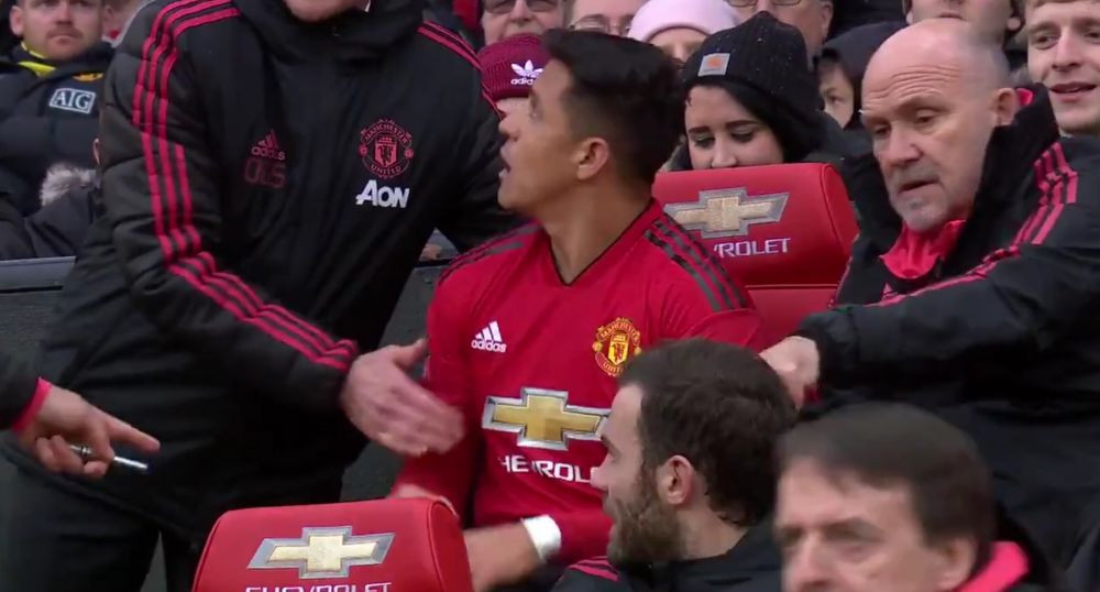 Moment GENIAL in Cupa Angliei! Alexis Sanchez s-a asezat din greseala pe scaunul lui Solskjaer! Cum a reactionat antrenorul lui United cand l-a vazut. VIDEO