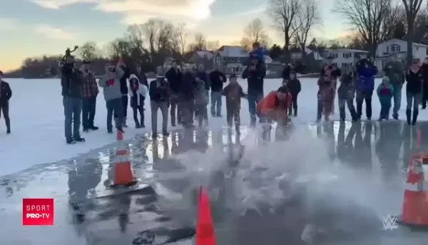 Noua senzatie din wrestling a oferit faza inceputului de an! A spart gheata de pe un lac: IMAGINI ULUITOARE