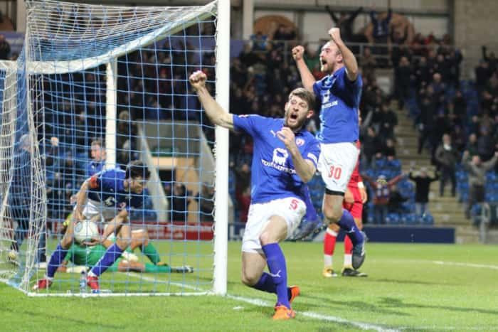 Nici in filme nu vezi asa ceva! La pauza era 0-3, in minutul 95 au egalat, in minutul 99 autorul ultimului gol a intrat in poarta pentru un penalty! Ce a urmat e incredibil VIDEO