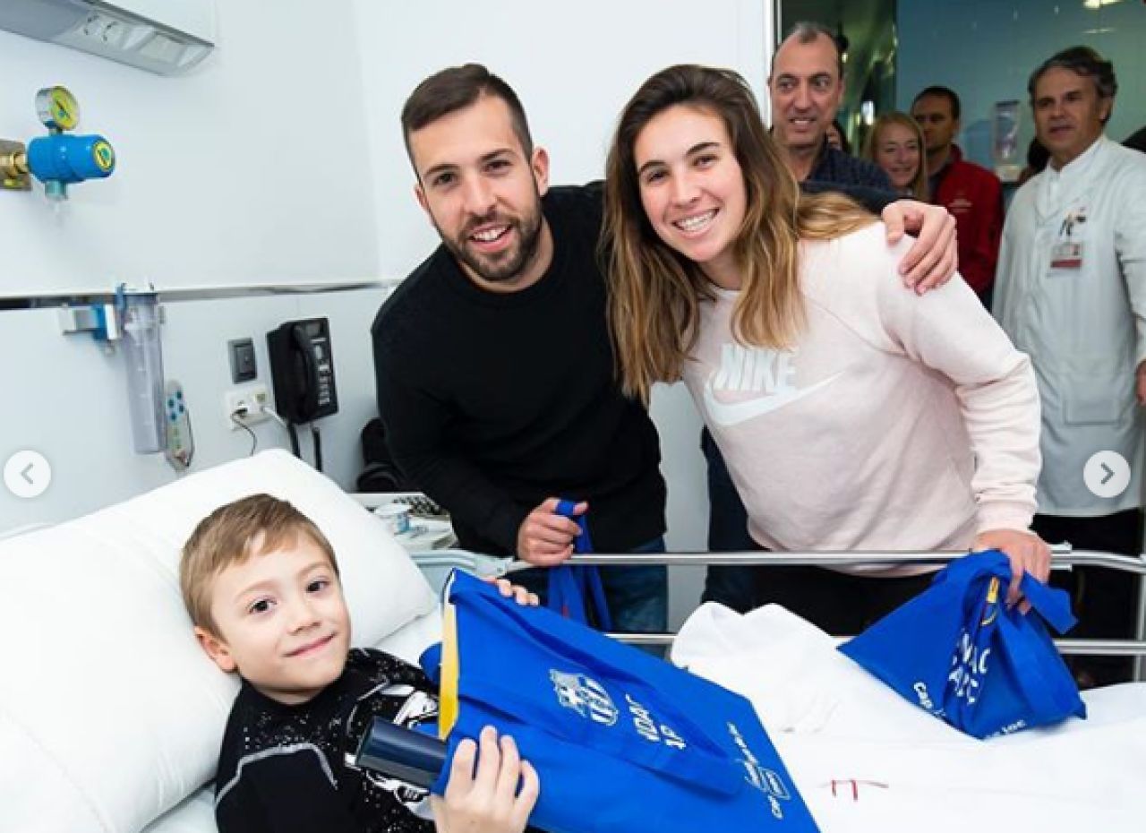 Povestea emotionanta din spatele acestei fotografii! Cine e pustiul care plange in bratele lui Leo Messi_2