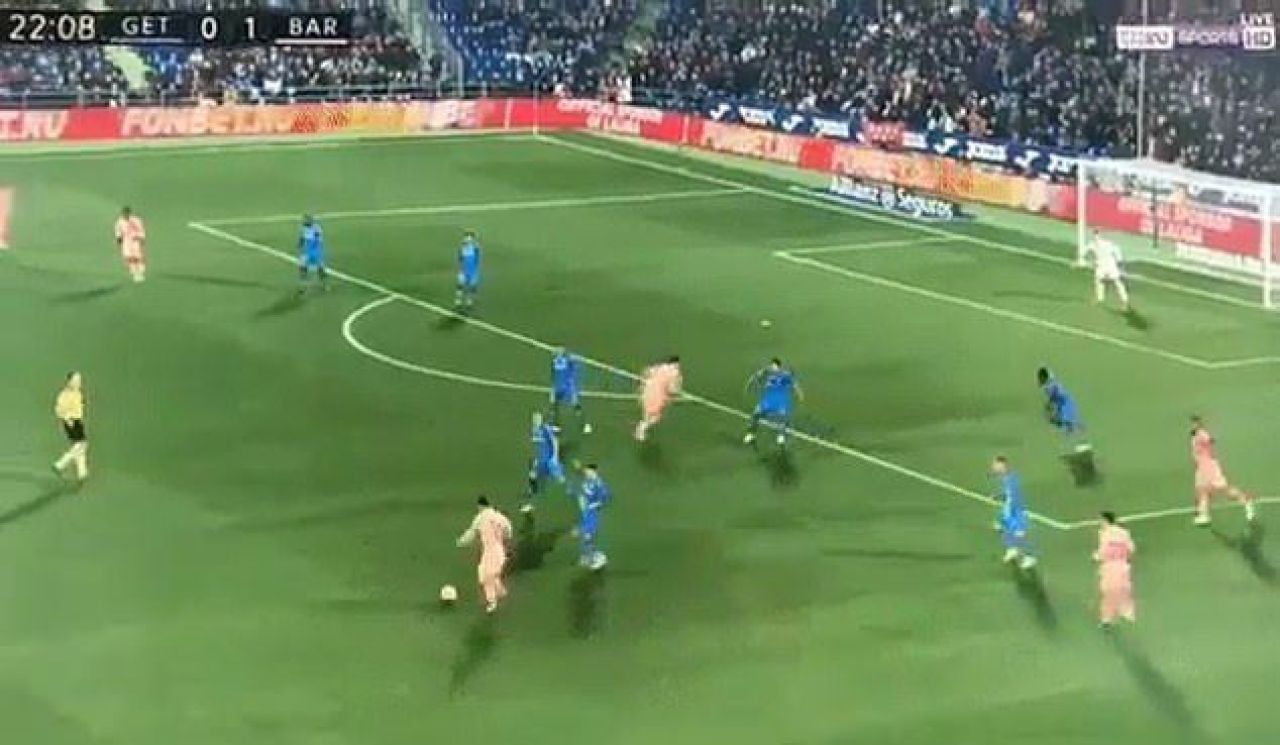 Messi a dat deja PASA ANULUI 2019! Faza SENZATIONALA cu care a eliminat jumatate din echipa adversa! VIDEO_1