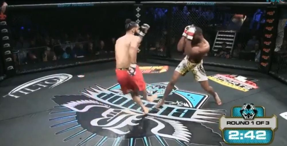 Imagini interzise! Accidentarea HORROR a unui luptator de MMA! Adversarul nu a mai putut privi!