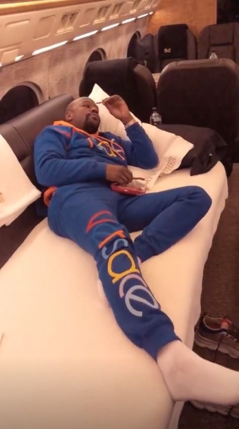 O zi din viata lui Floyd 'Money' Mayweather! Conac in Las Vegas, Rolls Royce si avion privat! Intalnire surpriza la un meci de NBA!_2