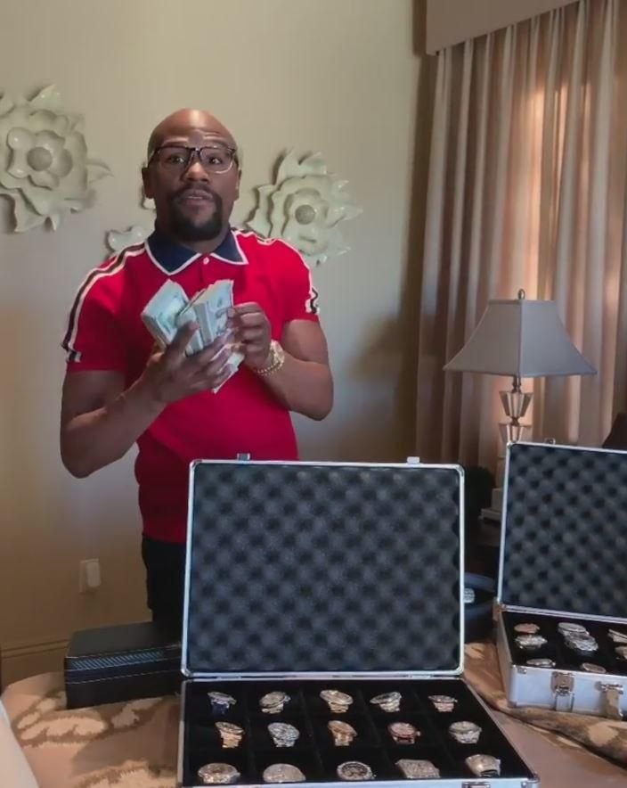 Mayweather socheaza din nou! Ce se afla in cele trei valize pe care le-a adus. Galerie FOTO_4