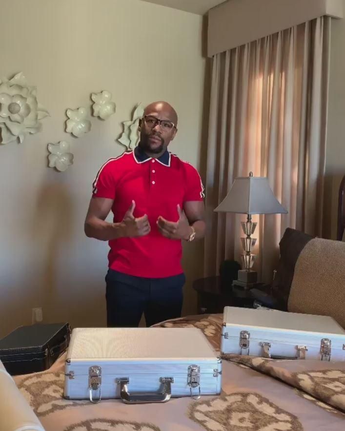 Mayweather socheaza din nou! Ce se afla in cele trei valize pe care le-a adus. Galerie FOTO_6