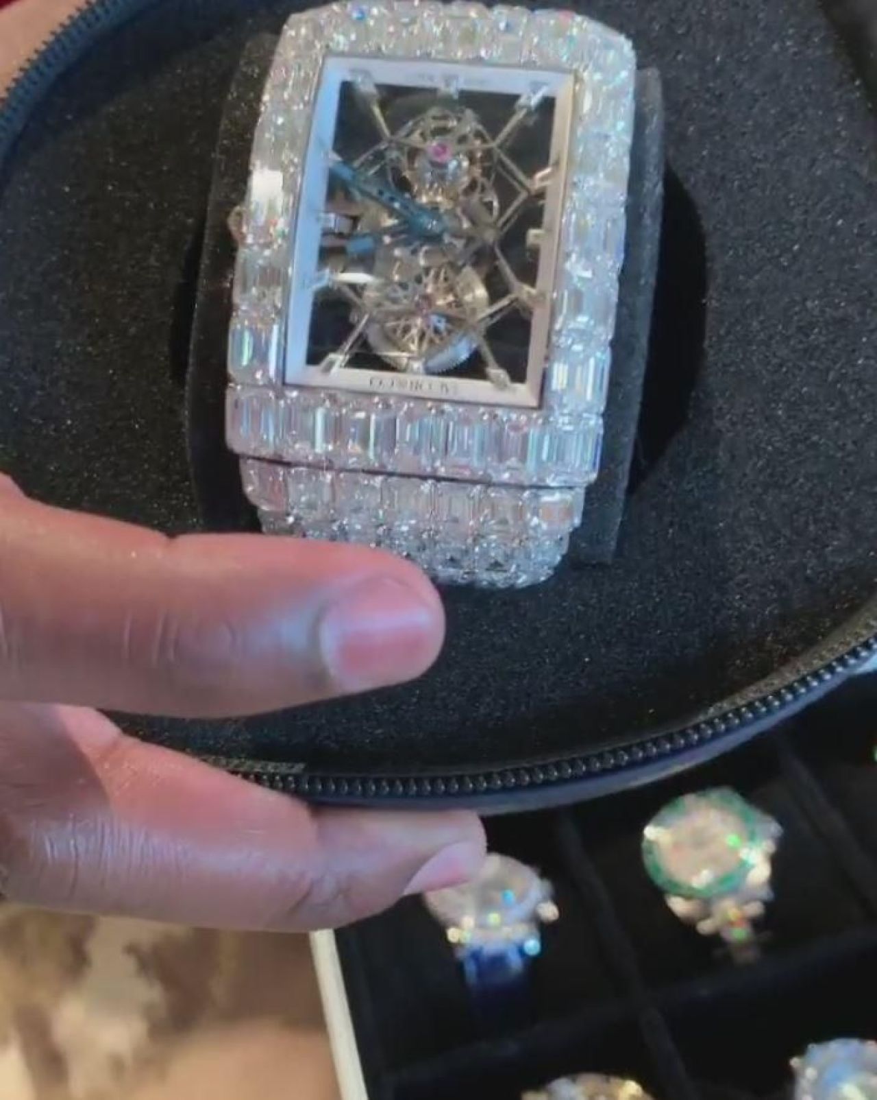 Mayweather socheaza din nou! Ce se afla in cele trei valize pe care le-a adus. Galerie FOTO_7