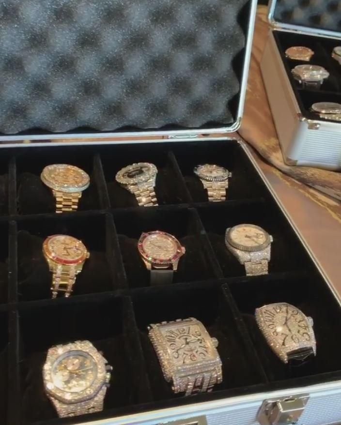 Mayweather socheaza din nou! Ce se afla in cele trei valize pe care le-a adus. Galerie FOTO_8