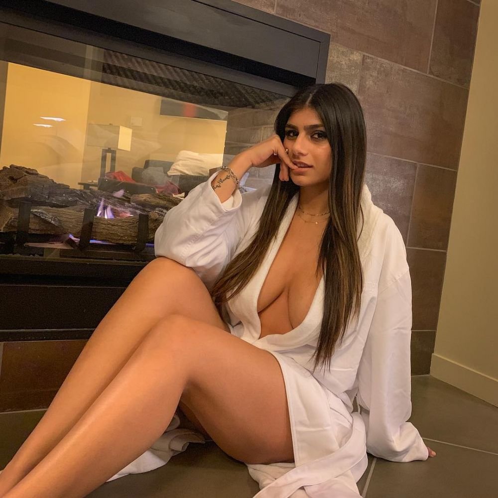 Jucatorii lui West Ham nu s-au putut abtine! Cum au reactionat cand au vazut-o pe Mia Khalifa pe tunelul spre vestiare! FOTO_8