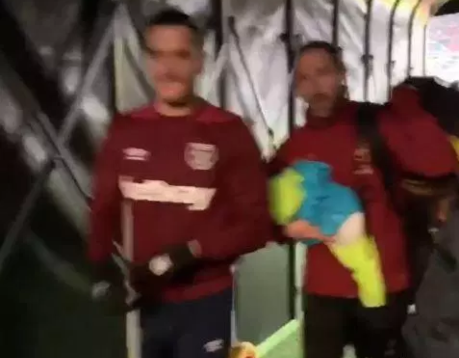 Jucatorii lui West Ham nu s-au putut abtine! Cum au reactionat cand au vazut-o pe Mia Khalifa pe tunelul spre vestiare! FOTO_3