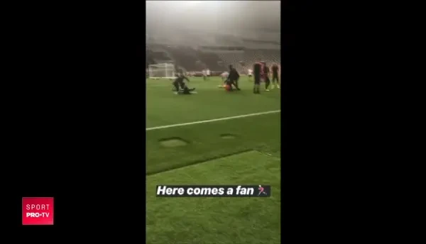 VIDEO: Reactia lui Neymar dupa ce un suporter a patruns pe teren si s-a luptat cu fortele de ordine sa ajunga la el