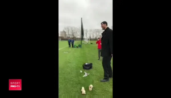 Imaginea zilei! Ghita Muresan a fost la antrenamentul lui West Ham: pe Chicharito l-a luat ameteala :)