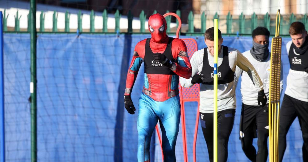 Aparitie surpriza la antrenamentul lui Leicester! Spider-Man s-a pregatit cot la cot cu jucatorii! Fotbalistul care se ascundea in spatele mastii!_3
