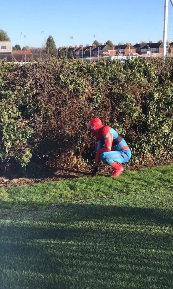 Aparitie surpriza la antrenamentul lui Leicester! Spider-Man s-a pregatit cot la cot cu jucatorii! Fotbalistul care se ascundea in spatele mastii!_6