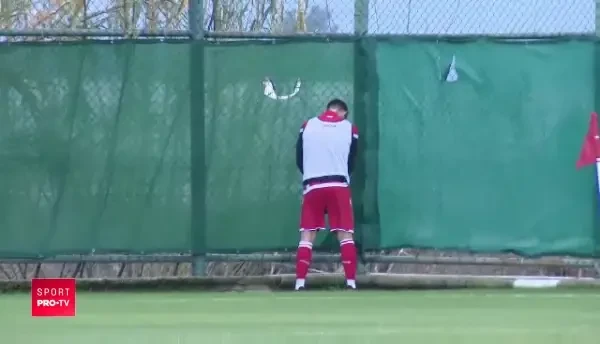 "Baia, unde-i baia?!" :)) N-a mai putut sa se tina si a facut la marginea terenului! Faza zilei la meciul lui Dinamo