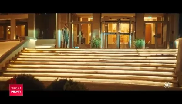 VIDEO Ce face Ronaldinho cand ramane blocat in LIFT cu o blonda superba! Clipul momentului