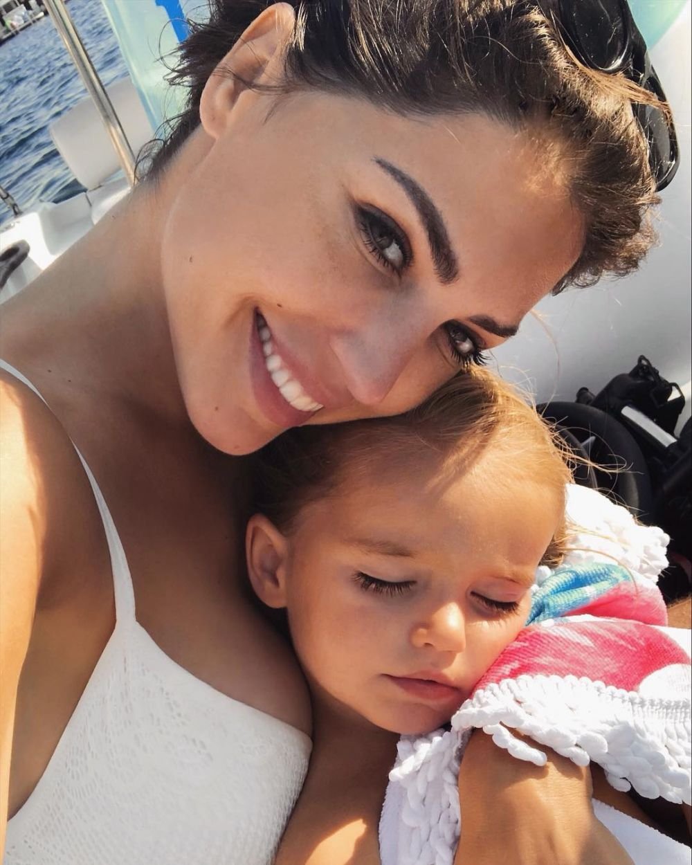 Putine sotii de fotbalist sunt ca ea! Sotia lui Sneijder salveaza minorele de la abuzuri sexuale. FOTO