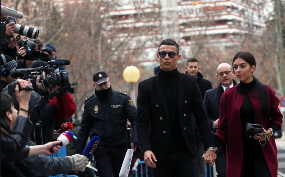 Cristiano Ronaldo i-a SPART NASUL unei femei: 