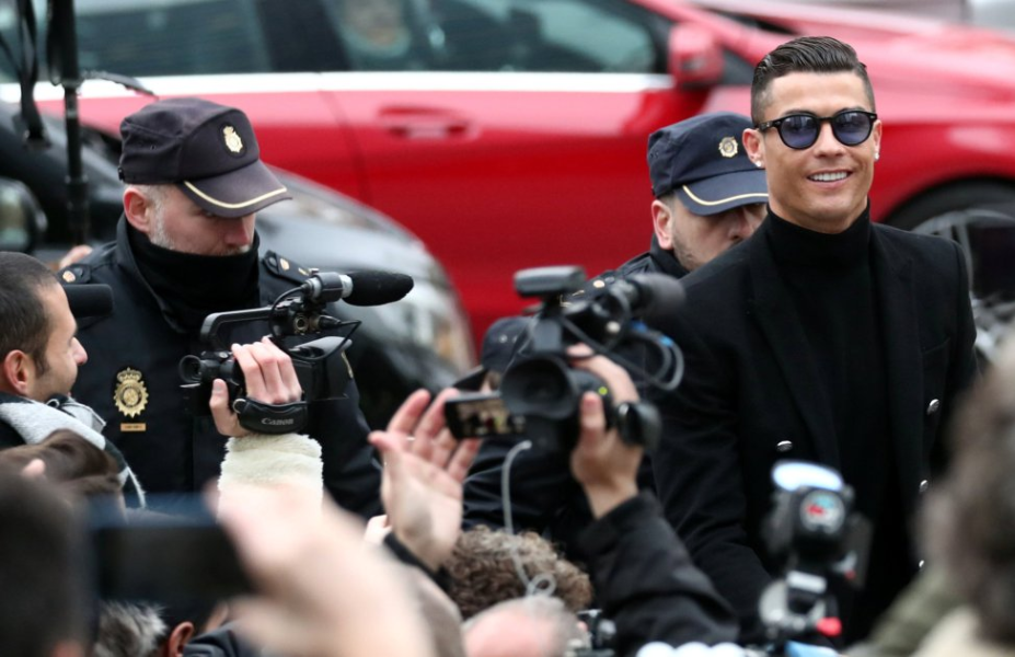 Cristiano Ronaldo i-a SPART NASUL unei femei: 