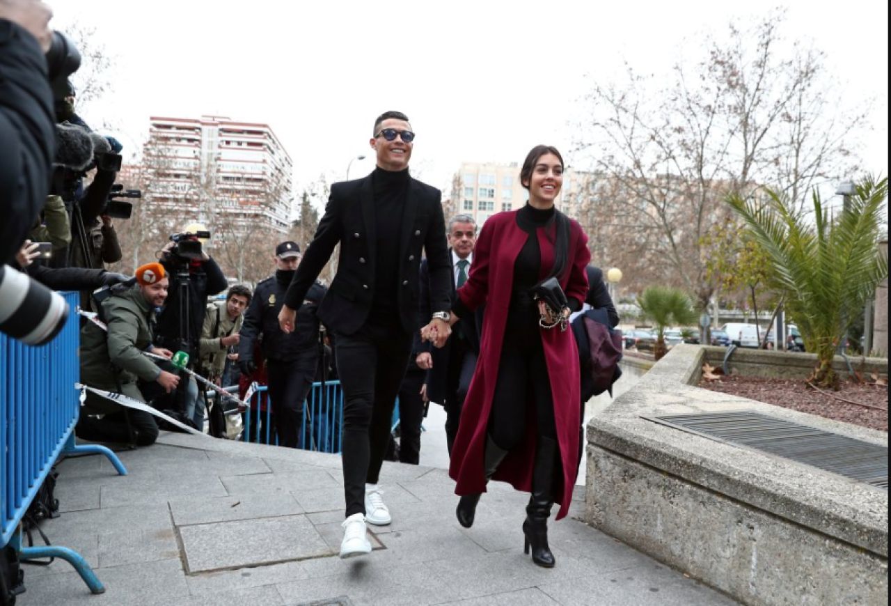 Cristiano Ronaldo i-a SPART NASUL unei femei: