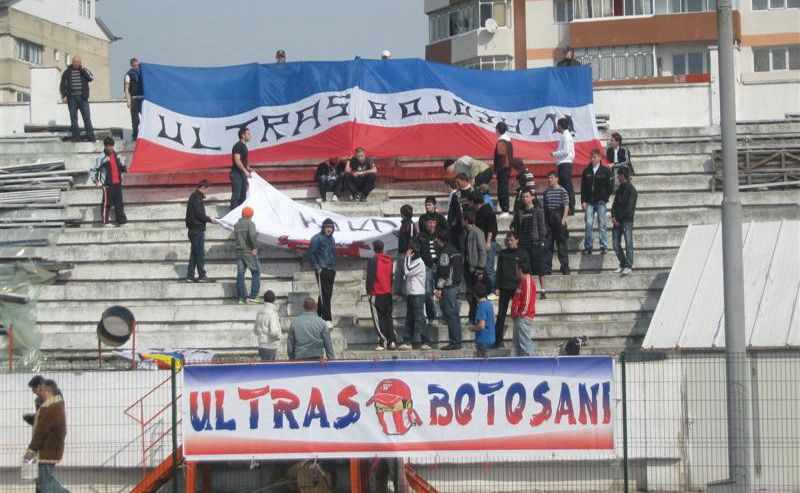 Spiritul ultras a ajuns si la Botosani :) Galeria s-a impartit in doua si ultrasii s-au certat intre ei: 7 oameni, 3 jumate intr-o parte, 3 jumate in cealalta!