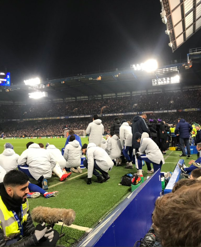 Stati, ba, jos! Ce s-a intamplat in timpul meciului Chelsea - Tottenham! Fanii au fost impresionati!