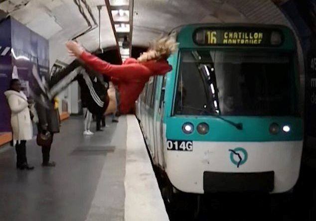 Aproape de o noua tragedie la metrou! Calatorii au inghetat cand au vazut ce vrea sa faca acest tanar pe peron: cum s-a terminat totul