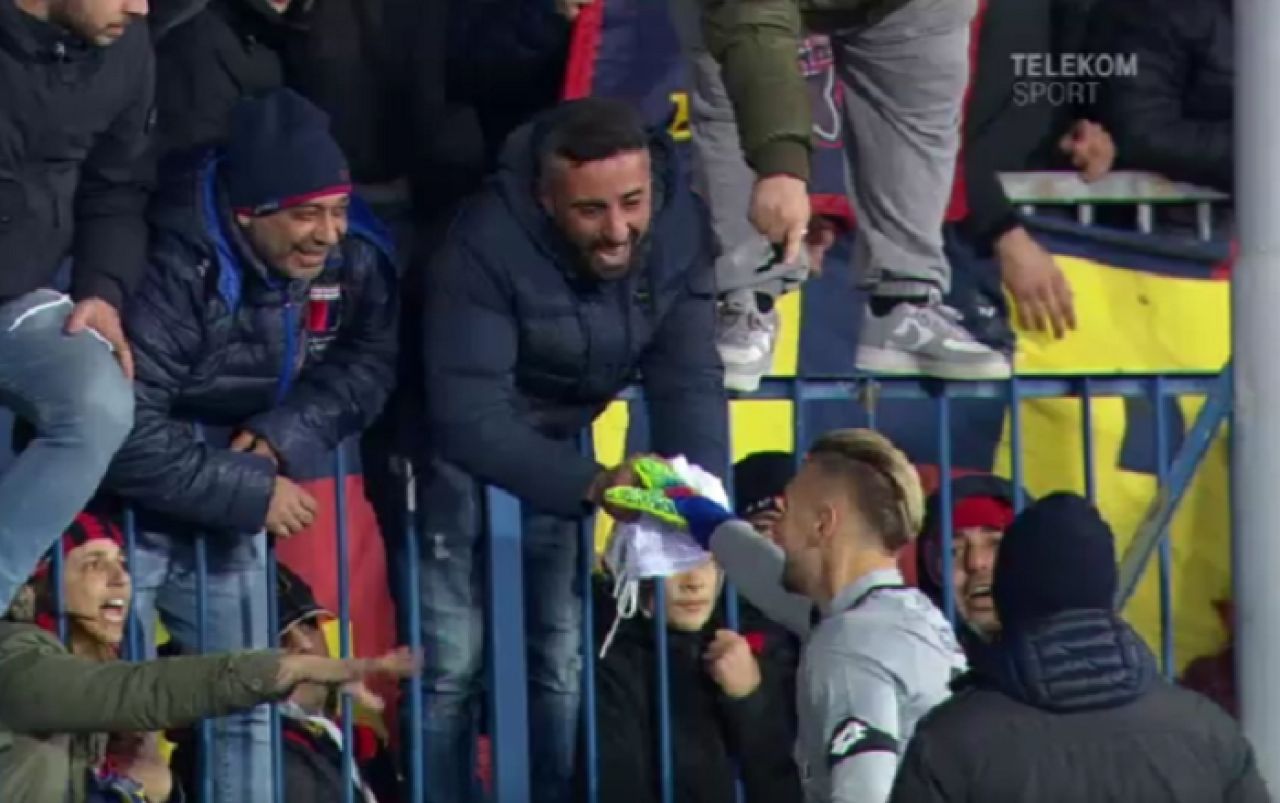 Fanii Genoa, innebuniti dupa Radu! Imagini amuzante la finalul meciului: romanul a ramas in chiloti :)_1