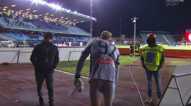 Fanii Genoa, innebuniti dupa Radu! Imagini amuzante la finalul meciului: romanul a ramas in chiloti :)_2